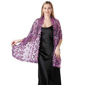 Elegante scialle in pizzo floreale con paillettes viola su un abito da sera in seta nera