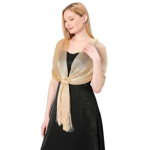 Elegante scialle in filato metallico dorato con frange e dettaglio fibbia decorativa