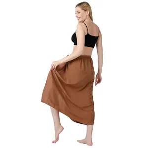 Detail eines leichten braunen einfarbigen Strand-Sarong-Wickelrocks als Cover-up