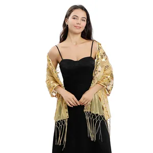 Volledig overzicht van een elegante gouden pailletten sjaal met franjes op een model in jurk