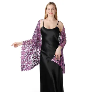 Elegante scialle di pizzo con paillettes viola abbinato a un abito da sera in seta nera.
