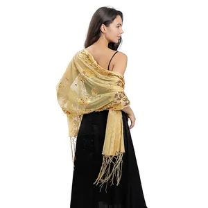 Gedetailleerd aanzicht van een luxe gouden lovertjes sjaal met lange franjes voor dames.