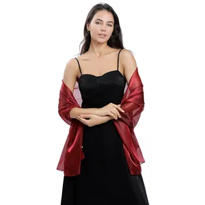 Elegante scialle rosso metallizzato trasparente su abito da sera nero per le feste