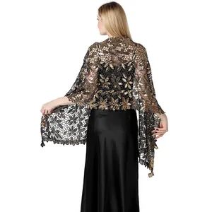 Vista posteriore dettagliata di un elegante scialle in pizzo ricamato con paillettes oro