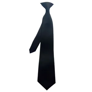Primer plano de una corbata negra clásica que muestra su forma y su textura.