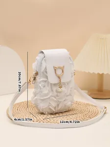 Primer plano del bolso bandolera blanco con flores 3D y colgante de gato
