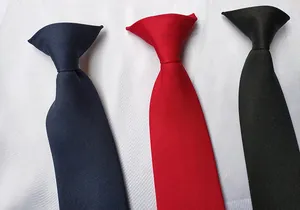Primer plano de corbatas de uniforme de clip clásicas en azul marino, rojo y negro