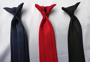 Vista detallada de corbatas de seguridad de clip en azul marino, rojo y negro con cierre