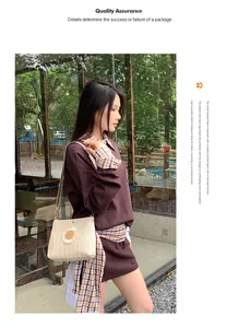 Stroh gewebte Umhängetasche mit Sonnenblumen-Design an asiatischem Model