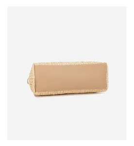 Detailansicht des glatten braunen Bodens dieser modischen geflochtenen Strohtasche