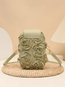 Bolso bandolera vertical verde vista detallada con diseño de rosas de gasa 3D