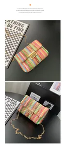 Nahaufnahme der bunten gewebten Schultertasche mit goldener Kette und Metallschloss