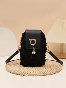 Bolso bandolera vertical negro con cierre de orejas de gato y colgante de perlas