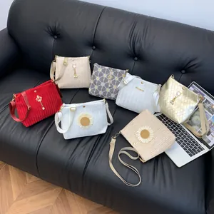 Süße Gewebte Quadratische Umhängetasche Für Damen PU Leder Nähte Lässige Handtasche Mit Blumen Perlenanhänger Minimalistische Kuriertasche