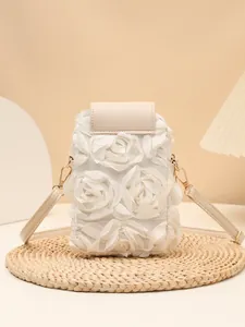 Elegante bolso de hombro vertical blanco adornado con románticas rosas de tela 3D