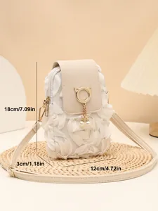 Dimensiones detalladas de un bolso bandolera vertical con perlas.