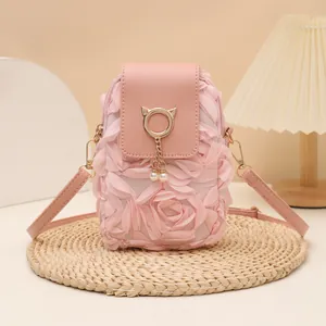 Bolso bandolera vertical rosa elegante con pétalos de rosa 3D y lindo colgante de gato