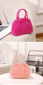 Detailansicht der strukturierten PVC-Gelee-Muscheltaschen in leuchtendem Pink und Pfirsich