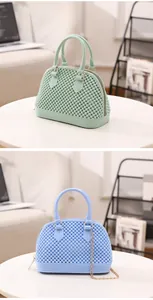 Kleine Kinder-Gelee-Muscheltasche mit Perlenstruktur und Kettengurt in Grün und Blau