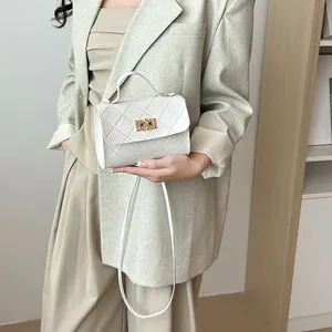 Elegante weiße Stepphandtasche mit goldenem Drehverschluss, minimalistische Umhängetasche.
