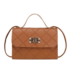 Elegante braune gesteppte Damen-Handtasche mit goldenem Drehverschluss aus Metall