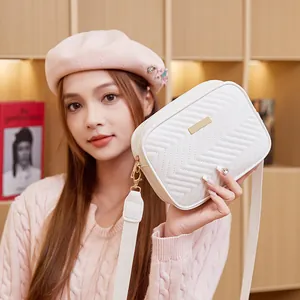 Elegante bolso bandolera blanco con costuras en V y correa ancha ajustable