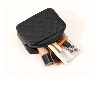 Vista dettagliata della capacità di una borsa a tracolla trapuntata nera con cosmetici