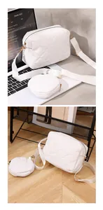 Dettaglio borsa a tracolla trapuntata bianca con mini pochette rotonda coordinata