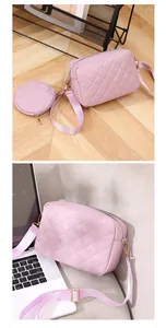 Dettaglio della borsa a tracolla quadrata rosa trapuntata con mini portamonete coordinato.