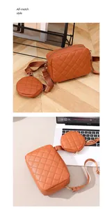 Elegante borsa a tracolla trapuntata marrone con piccolo portamonete coordinato