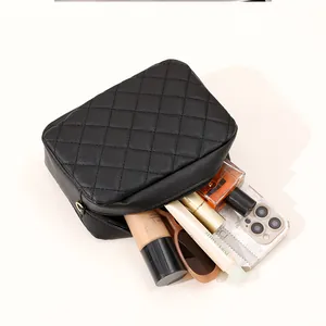 Borsa a tracolla trapuntata nera a rombi con trucchi inclusi