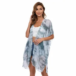 Elegante kimono de playa de gasa con estampado tie-dye y mangas de murciélago.