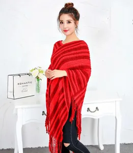 Elegante poncho de punto a rayas rojas con borlas de flecos para mujer en otoño