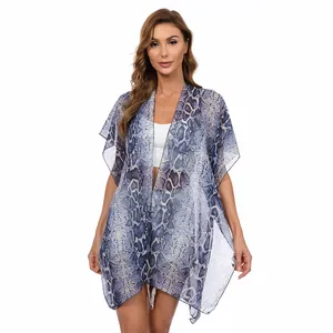 Capa de playa de gasa con estampado de serpiente azul y mangas de murciélago en modelo