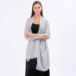 Châle de soirée élégant en mousseline gris clair pour demoiselle d'honneur mariage.