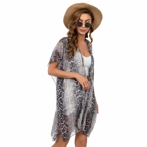 Elegante salida de baño de gasa con estampado de serpiente, mangas murciélago y protección solar.