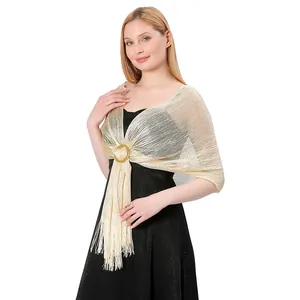 Elegante scialle metallico dorato su una modella in abito nero per la sera