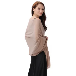 Seitenansicht eines eleganten Chiffon-Schals in Champagner mit glitzerndem Strass