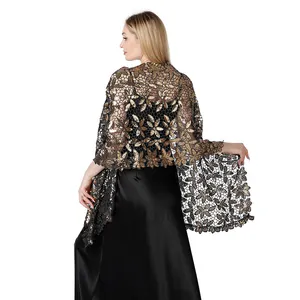 Dettaglio posteriore di elegante scialle in pizzo con ricamo di paillettes dorate