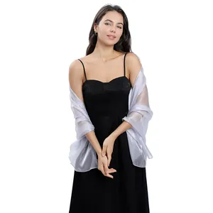 Elegante scialle da sposa velato in bianco cangiante per matrimoni e feste serali.