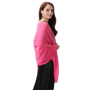 Eleganter rosa Chiffonschal mit Glitzersteinen für Hochzeitsgäste oder festliche Bankette.