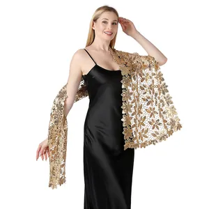 Modella che indossa l'elegante sciarpa dorata con paillettes su abito nero.