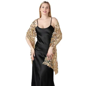 Vista dettagliata di un elegante scialle in pizzo con paillettes oro per abiti da sera