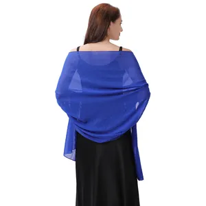 Rückansicht eines eleganten königsblauen Chiffon-Schals mit Strasssteinen für Abendkleider.