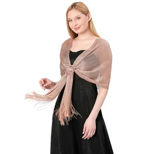 Vista dettagliata dell'elegante scialle in lurex oro rosa con frange per abito da sera
