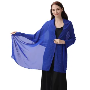 Detailansicht eines eleganten blauen Chiffon-Schals mit funkelnden Strasssteinen