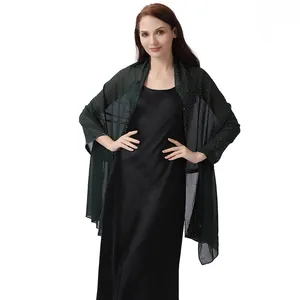 Makroansicht eines eleganten dunkelgrünen Chiffonschals mit schimmerndem Strass-Sternmuster