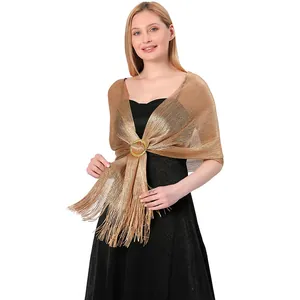 Elegante scialle metallico dorato con frange e fibbia su modella