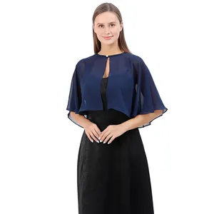 Detailansicht eines dunkelblauen Chiffon-Schal-Achselzuckens über einem Abendkleid