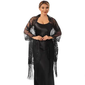 Détail du châle noir brodé de paillettes avec de longues franges pour robes de soirée.